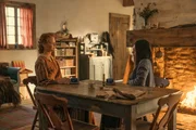Verstehen sich Caroline (Crosby Fitzgerald) und White Sun (Alyssa Wapanatâhk, r.)?
