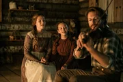 Hausmusik entspannt (v.l.) Mary (Skywalker Hughes), Laura (Alice Halsey) und ihren Vater Charles (Luke Bracey)