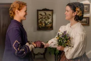 Kann Caroline (Crosby Fitzgerald) inzwischen Jemma James (Mary Holland, r.) vertrauen?