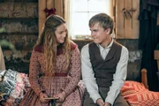 Es knistert zwischen Mary (Skywalker Hughes) und Caleb (Kowen Cadorath)