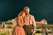 Die Ereignisse ersch&uuml;ttern Caroline (Crosby Fitzgerald) und Charles Ingalls (Luke Bracey)