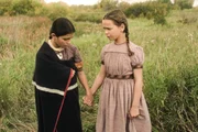 Good Eagle (Wren Zhawenim Gotts) und Laura (Alice Halsey, r.) wollen sich nicht trennen