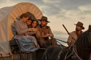 V. l.: Caroline Ingalls (Crosby Fitzgerald), Laura Ingalls (Alice Halse), Mary Ingalls (Skywalker Hughes), Charles Ingalls (Luke Bracey), John Edwards (Warren Christie)