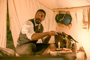 Dr. George Tann (Jocko Sims) bewährt sich