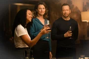 Lena (Sonequa Martin-Green), Erin (Bridget Moynahan, M.) und Danny (Donnie Wahlberg) entspannen