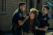 Jonah (Marcus Scribner, l.) und Sean (Mika Amonsen, r.) nehmen Jimmy Holloway (Braxton Fannin) fest