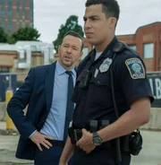 Danny (Donnie Wahlberg) spricht mit Jonah (Marcus Scribner, r.)