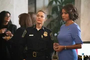 Sarah (Maggie Lawson) und ihre Stiefmutter Mae (Gloria Reuben, r.) suchen ein Leck im Justiz-Apparat