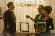 Lena (Sonequa Martin-Green) und Danny (Donnie Wahlberg) bedr&auml;ngen Senator Lowell (Gabriel Burrafato, l.) auf einer Gala