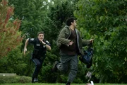 Sean (Mika Amonsen) jagt Gauner Eddie C. (E.J. Bonilla, r.)
