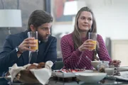 Sarah (Maggie Lawson) und ihr Verlobter Seth (Mike Vogel) genie&szlig;en das Fr&uuml;hst&uuml;ck