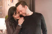 Maria (Marisa Ramirez) h&auml;ngt an Danny (Donnie Wahlberg)