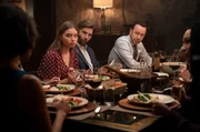 In der Runde essen (v.r.) Danny (Donnie Wahlberg) und Seth (Mike Vogel) mit seiner Tochter Phoebe (Matia Jackett)