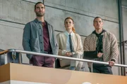 Hugo Teixeira (Nico Furtado, l.), Jana Castro (Melina Matthews) und Iker Delallave (Jesús Rubio) halten sich bedeckt