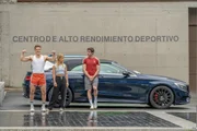 Cristian (Nuno Gallego, l.), Amaia (Clara Galle) und Roque (Agustin Della Corte) wollen die Weltspitze erreichen