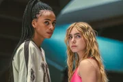Zoe Moral (Nira Osahia) und Amaia Olaberria (Clara Galle) machen sich Sorgen