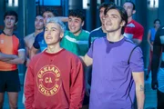 Charly Lago (Martí Cordero) und Sebas Senghor (Juan Perales, r.) staunen