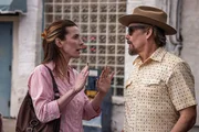 Betty Gilpin, Ethan Hawke (v. l.)