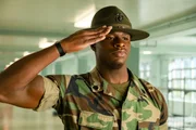 Sgt. McKinnon (Cedrick Cooper) gr&uuml;&szlig;t vorschriftsm&auml;&szlig;ig