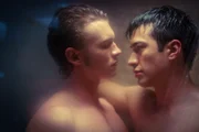 Ilya (Connor Storrie) und Shane (Hudson Williams, r.) tasten sich gegenseitig ab