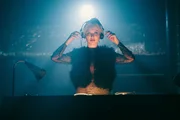 Linda Bierwirth (Jule Hermann) am DJ-Pult bei ihrem großen Auftritt.
