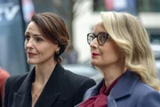 Abigail Dalton (Suranne Jones, l.) und Vivienne Toussaint (Julie Delpy) halten zusammen