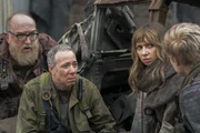 Gary (Tommy Walker, r.) spricht mit (v.l.) Bert (Brian Posehn), Stuart (Kevin Sussman) und Denise (Lauren Lapkus) Gary (Tommy Walker, r.) spricht mit (v.l.) Bert (Brian Posehn), Stuart (Kevin Sussman) und Denise (Lauren Lapkus)