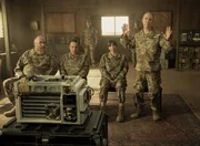 Die Uniformen stammen aus dem vorherigen Abenteuer von (v.r.) Stuart (Kevin Sussman), Denise (Lauren Lapkus), Barry (John Ross Bowie) und Bert (Brian Posehn) Die Uniformen stammen aus dem vorherigen Abenteuer von (v.r.) Stuart (Kevin Sussman), Denise (Lauren Lapkus), Barry (John Ross Bowie) und Bert (Brian Posehn)