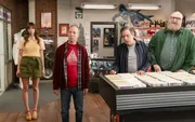 Der Laden verwirrt (v.l.) Denise (Lauren Lapkus), Stuart (Kevin Sussman), Barry (John Ross Bowie) und Bert (Brian Posehn) Der Laden verwirrt (v.l.) Denise (Lauren Lapkus), Stuart (Kevin Sussman), Barry (John Ross Bowie) und Bert (Brian Posehn)