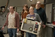 Trotz Pannen soll das Gerät (v.l.) Barry (John Ross Bowie), Denise (Lauren Lapkus), Stuart (Kevin Sussman) und Bert (Brian Posehn) retten Trotz Pannen soll das Gerät (v.l.) Barry (John Ross Bowie), Denise (Lauren Lapkus), Stuart (Kevin Sussman) und Bert (Brian Posehn) retten