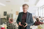 Amtsleiter Georg Schulenberg (Jan Henrik Stahlberg) markiert den großen Mann Amtsleiter Georg Schulenberg (Jan Henrik Stahlberg) markiert den großen Mann