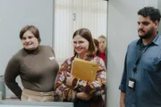 Anders als Orkan (Yasin El Harrouk) jubeln Gisela (Petra Hartung) und Conny (Lisa Hrdina) Anders als Orkan (Yasin El Harrouk) jubeln Gisela (Petra Hartung) und Conny (Lisa Hrdina)