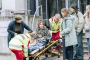 Doris (Kathrin Angerer) schockiert Gisela (Petra Hartung, l.) sowie (v.r.) Melissa (Anna Herrmann), Dilara (Roxana Samadi) und Conny (Lisa Hrdina)