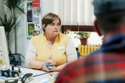 Gisela (Petra Hartung) hat schlechte Laune wegen ihrer Sehnenscheidenentzündung Gisela (Petra Hartung) hat schlechte Laune wegen ihrer Sehnenscheidenentzündung