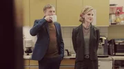 Beim Besuch von Mia Walter (Klara Lange) braucht Amtsleiter Georg Schulenberg (Jan Henrik Stahlberg) einen Kaffee Beim Besuch von Mia Walter (Klara Lange) braucht Amtsleiter Georg Schulenberg (Jan Henrik Stahlberg) einen Kaffee