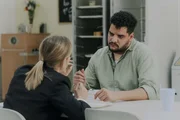 Ronja Keller (Friederike Kempter) redet auf Orkan (Yasin El Harrouk) ein Ronja Keller (Friederike Kempter) redet auf Orkan (Yasin El Harrouk) ein