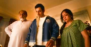 Shah Latif (Riz Ahmed) steht zwischen seinen Eltern Parvez (Sajid Hasan, l.) und Tahira (Sheeba Chaddha)