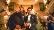 Auf einer Gala enttäuscht Shah (Riz Ahmed) seinen Cousin Zulfi (Guz Khan, l.)