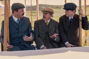 Ein Passagier (Larry David) hockt zwischen Orville (Jon Hamm) und Wilbur Wright (Sean Hayes, r.) Ein Passagier (Larry David) hockt zwischen Orville (Jon Hamm) und Wilbur Wright (Sean Hayes, r.)