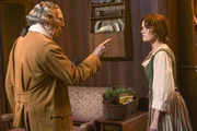 Im Unabhängigkeitskrieg streitet ein Ehepaar (Larry David und Isla Fisher) etwa über Butter Im Unabhängigkeitskrieg streitet ein Ehepaar (Larry David und Isla Fisher) etwa über Butter