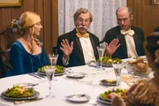 Der Fiesling (Larry David) sitzt zwischen Susanns Schwester (Jane Krakowski) und einem feinen Herrn (Toby Huss, r.) Der Fiesling (Larry David) sitzt zwischen Susanns Schwester (Jane Krakowski) und einem feinen Herrn (Toby Huss, r.)