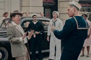 Mistkerl (Larry David) gerät an tapferen Matrosen (Joe Manganiello, r.)