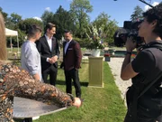 Timothy Boldt (2.v.l.) und Lars Steinhöfel (M.), die Schauspieler des Hochzeitspaares der Jubiläumswoche, bei den Dreharbeiten.