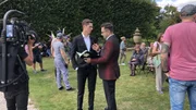 Timothy Boldt (Mitte l.) und Lars Steinhöfel (Mitte r.), die Schauspieler des Hochzeitspaares der Jubiläumswoche, bei den Dreharbeiten.