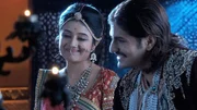 Kaiser Jalal Akbar (Rajat Tokas, re)
Königin Jodha Bai (Paridhi Sharma, li)