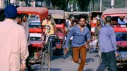 Agent Raghav Sinha (Sharad Kelkar, Mitte, rennend)