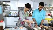 "My Yellow Table"-Koch Kunal Kapur (re) hat Comedian Neeti Palta (li) als Gast zur der Sendung eingeladen.