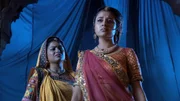 Königin Jodha Bai (Paridhi Sharma, re), Moti Bai (Ankita Chaudhry, li)