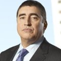 Alfred Molina wechselt vom Gerichtssal auf die Straße