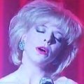 Sängerin Julee Cruise steuert Titelsong bei, zahlreiche Gastdarsteller